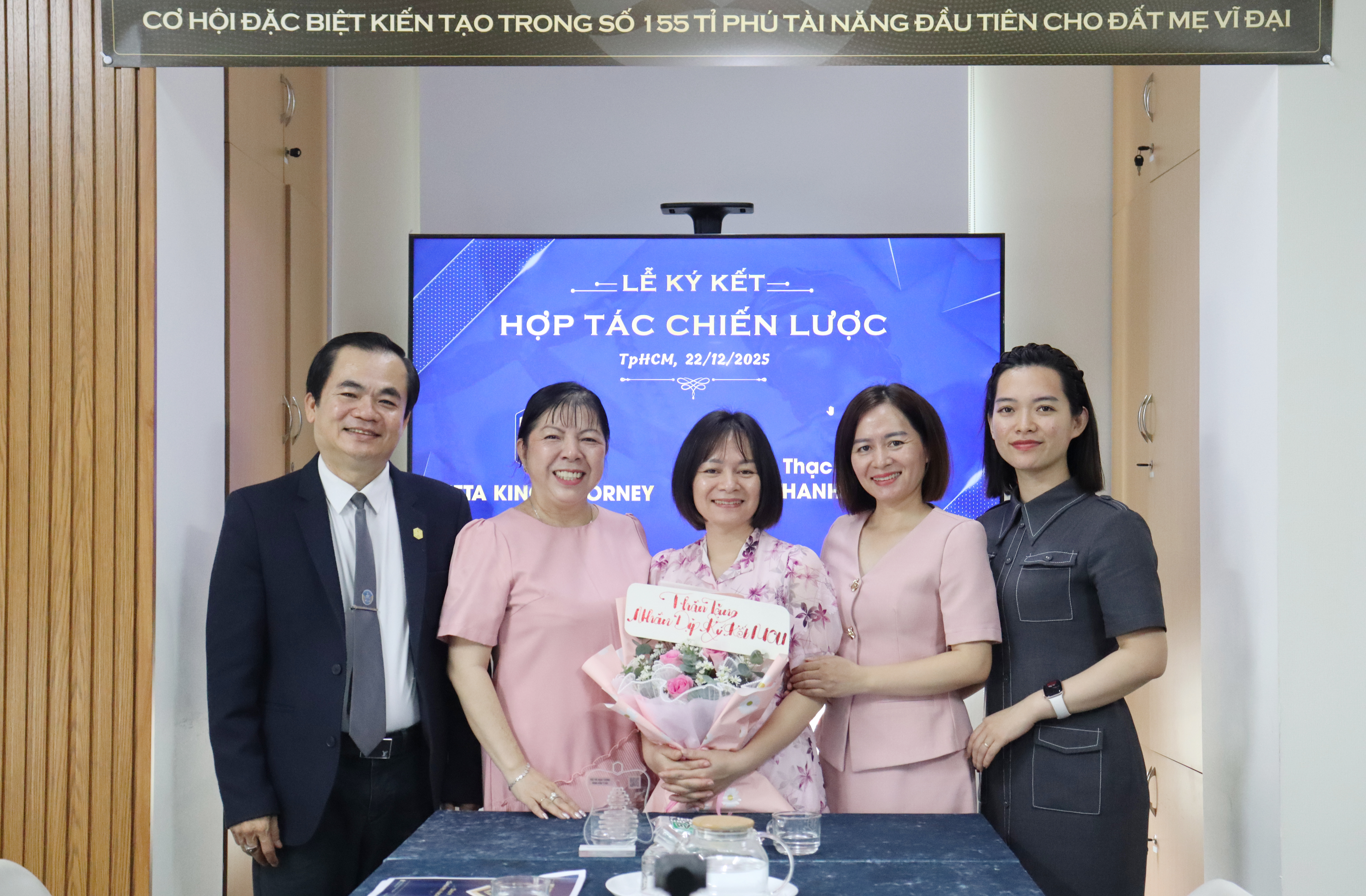 Lễ ký kết hợp tác giữa Công ty Cổ phần Meta King Attorney và bà ThS. Phạm Thanh Phương.